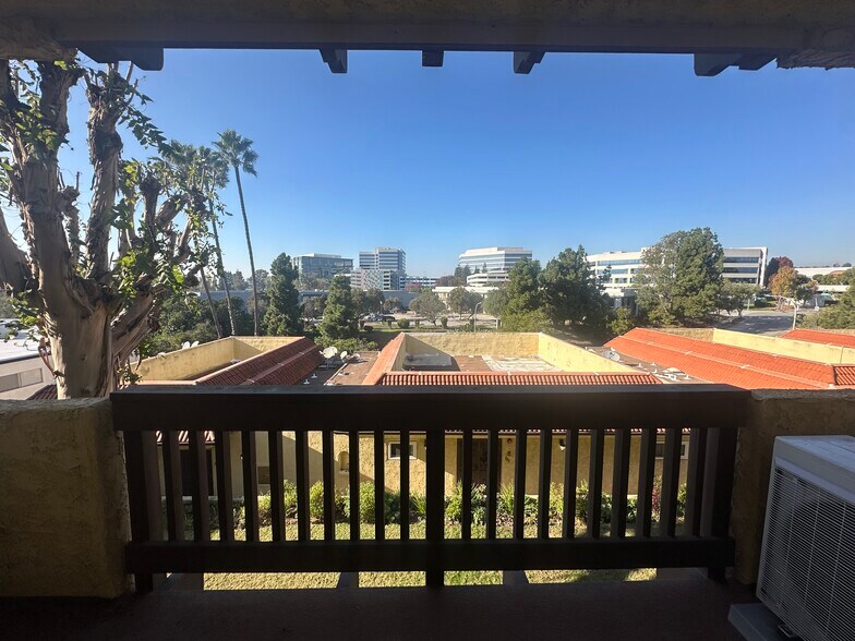 Building Photo - 5950 Buckingham Pky