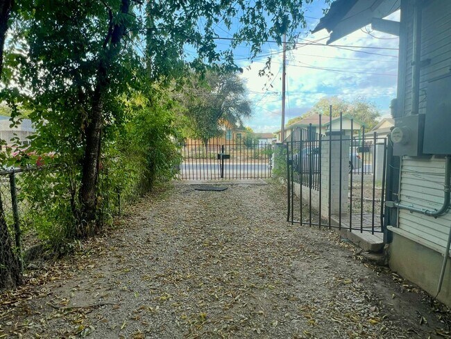 Building Photo - 106 Regina St