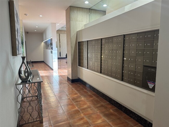 Building Photo - 2016 Main St