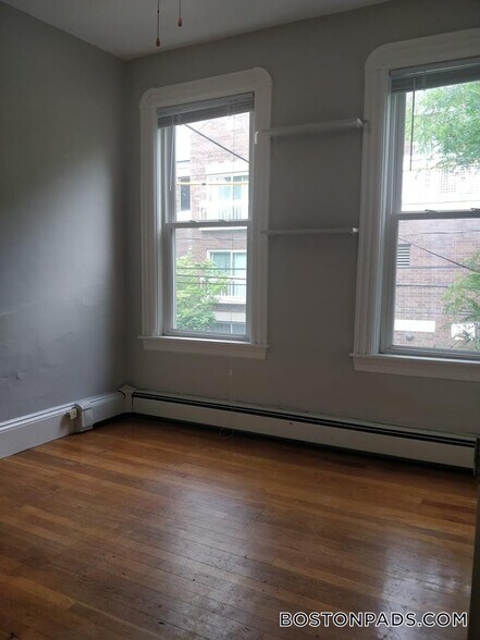 Building Photo - 568 Greene St