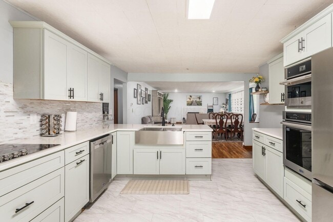 Building Photo - 711 Country Club Rd