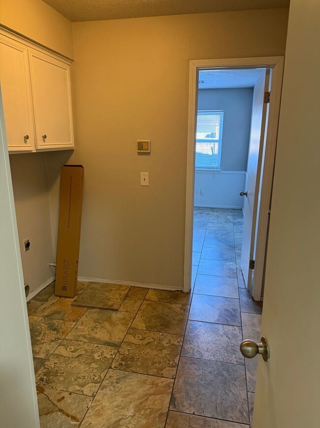 Building Photo - Fully remodeled 3 bed/2 bath home located in prime location just minutes from shopping, dining an...