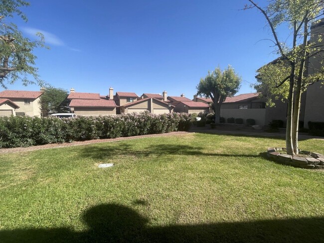 Building Photo - 3 Bed/ 2.5.Ba 2 story townhome , Gated Com...