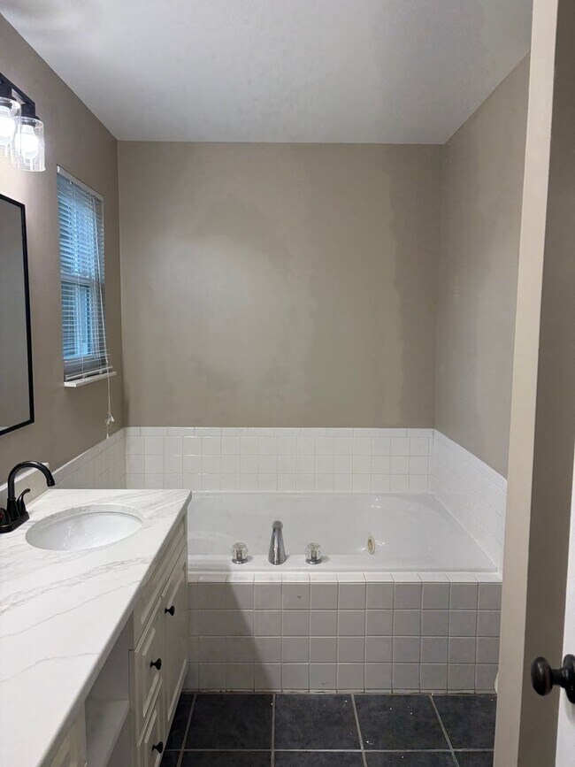 Building Photo - Knoxville 37923 - 3 bedroom, 2.5 bath home...