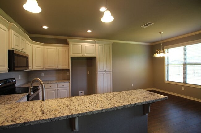 Building Photo - Beautiful 3 Bedroom 2 Bath Coming Soon in ...