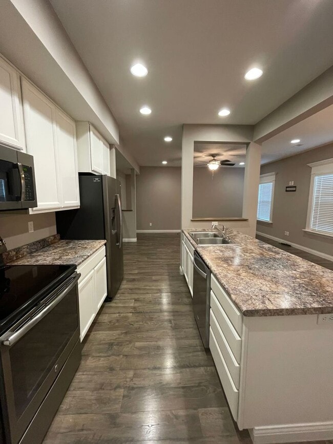 Building Photo - Custom Built 3 bed 2.5 bath Home Nestled A...