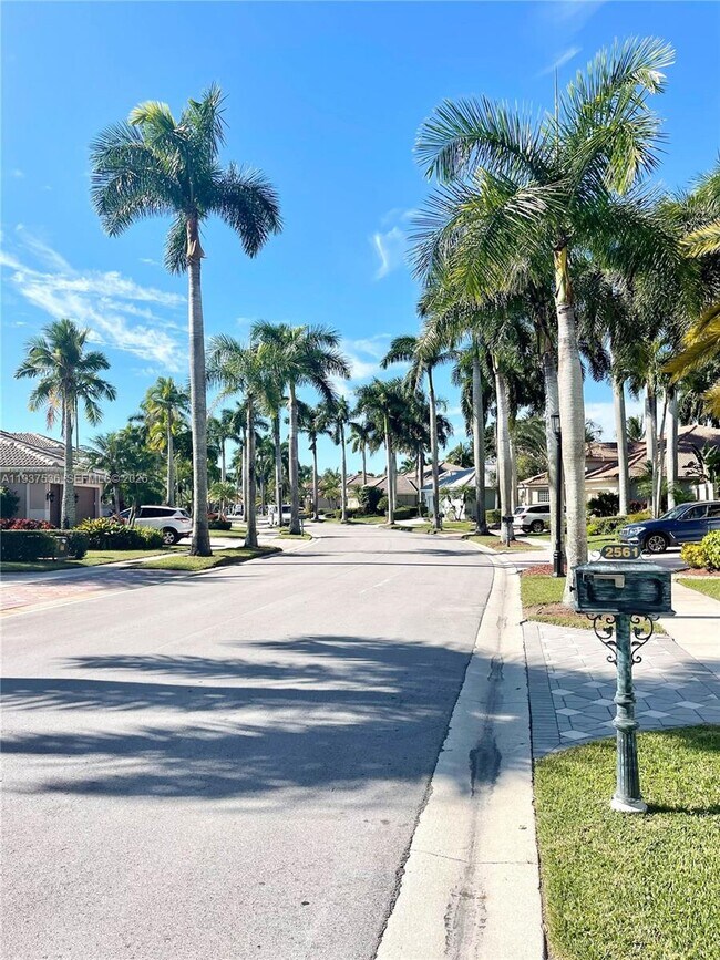 Building Photo - 2579 Mayfair Ln