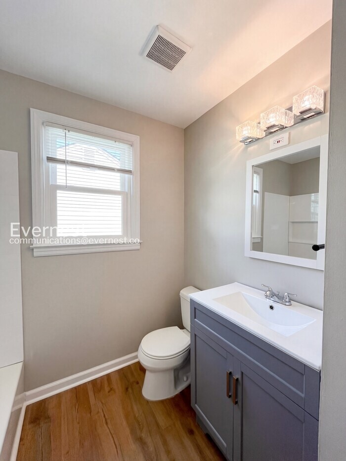 Building Photo - 3233 Southlake Dr