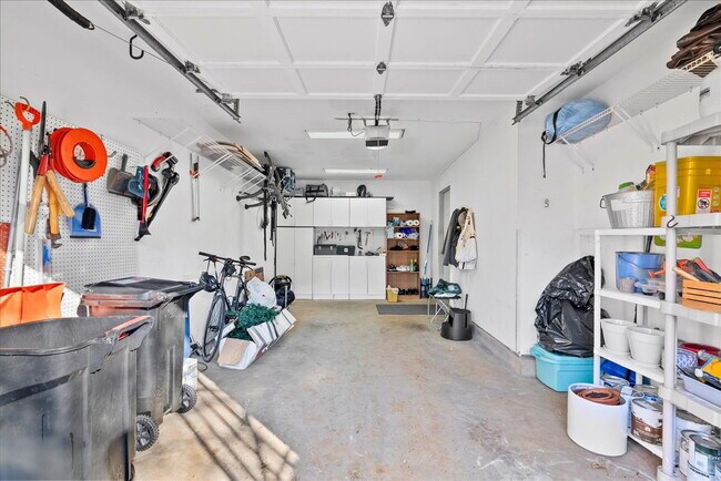 Building Photo - Beautiful End-Unit Townhome with Spacious Interior and Outdoor Living