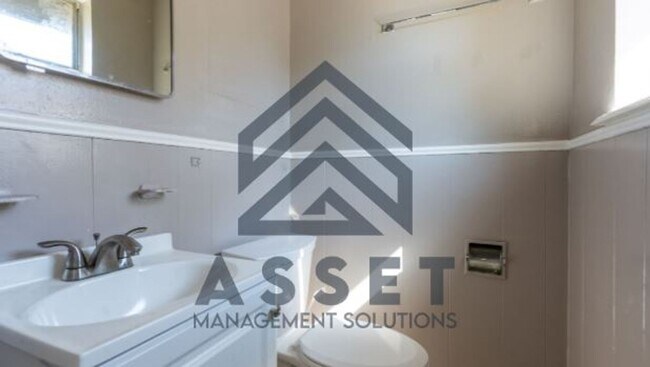 Building Photo - 4 bedroom 1 bathroom home in Midwest City!