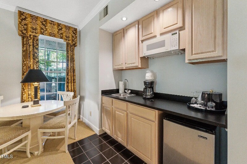 Building Photo - 11470 Club Dr