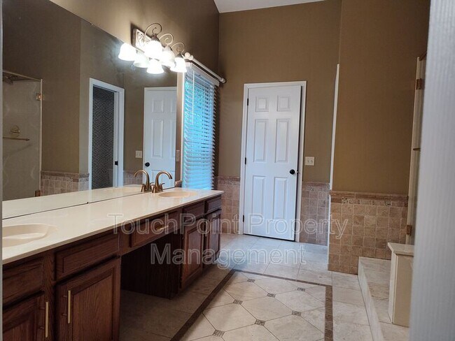 Building Photo - 7235 Kinsmore Ln