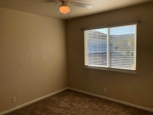 Building Photo - Cozy & Well-Maintained Home in a Peaceful ...