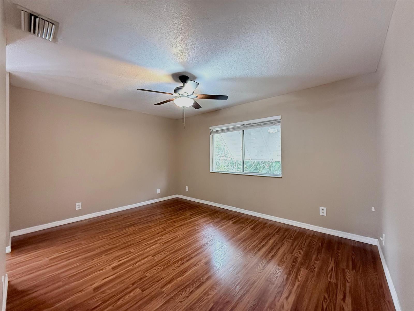 Building Photo - 1910 Lakeview Dr W