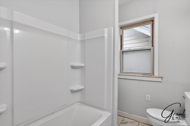 Building Photo - $1550 4 bedrooms