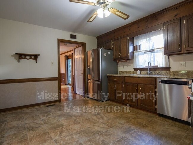 Building Photo - 4266 Roundhill Dr