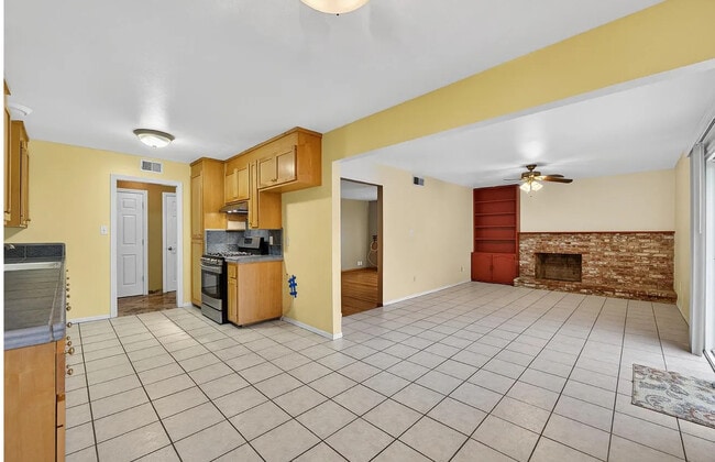 Building Photo - FOR RENT