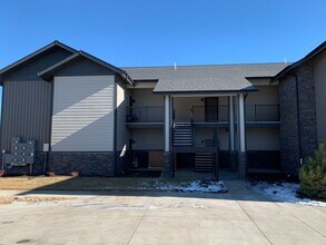 Building Photo - Fantastic Condo on Windsor Lake