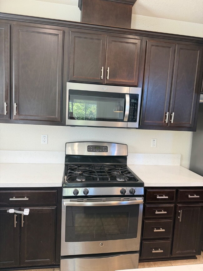 Building Photo - Gorgeous 4 Bed/4 Bath End Unit Condo with ...