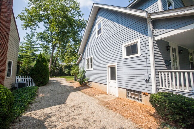 Building Photo - 812 Floral Ave