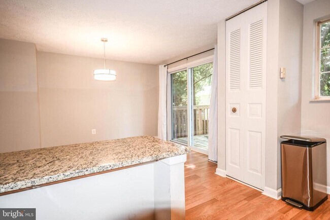 Building Photo - 27 Cross Country Ct