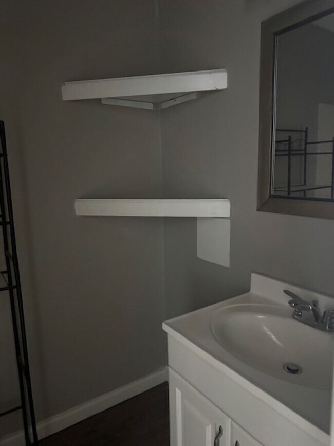 Building Photo - 106-106 Jester Cir