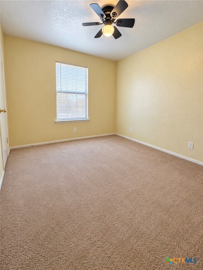 Building Photo - 2204 Lazy Ridge Dr