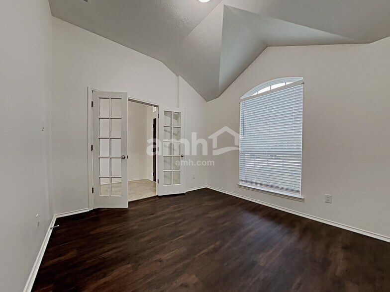 Building Photo - 2567 Riverway Dr