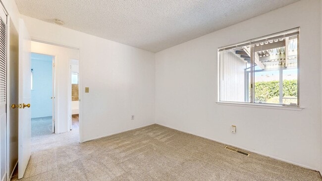 Building Photo - 4 Bedroom 2 Full Bathroom Single Family Ho...