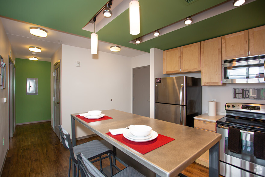 2BR, 1BA - 710 SF - Canopy Lofts