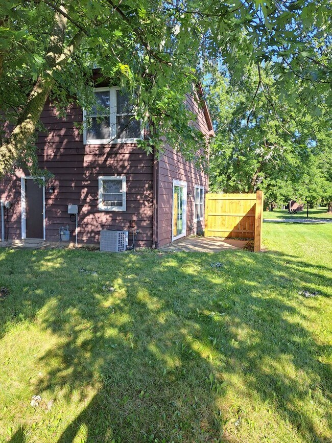 Building Photo - 2 BR Townhouse near Purdue Fort Wayne