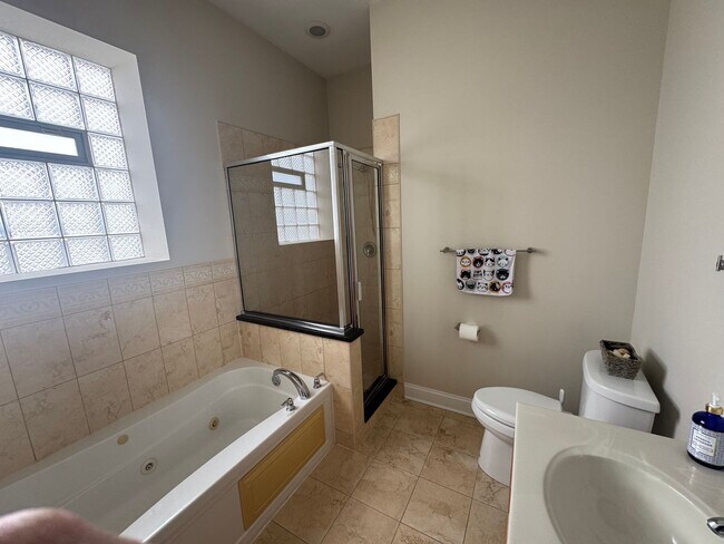 Building Photo - Luxurious, Galewood Penthouse Condo 3BR/2BA