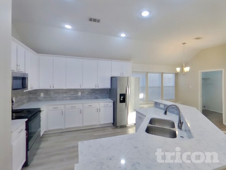 Building Photo - 2075 Crestlake Dr