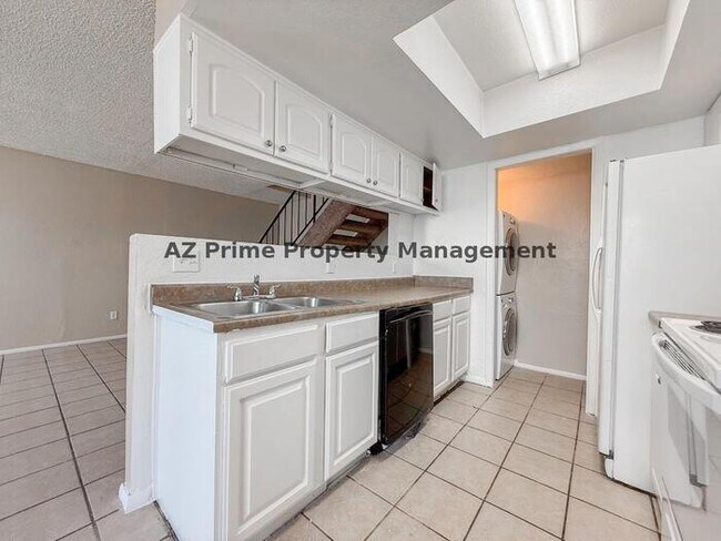 Building Photo - 2625 W Ocotillo Rd