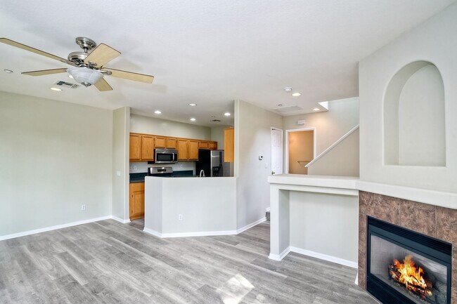 Building Photo - Immaculate Town Home in the Valencia Commu...