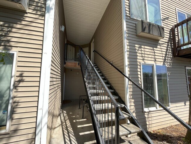 Building Photo - Bright 2-Bedroom Condo with Laminate Floor...