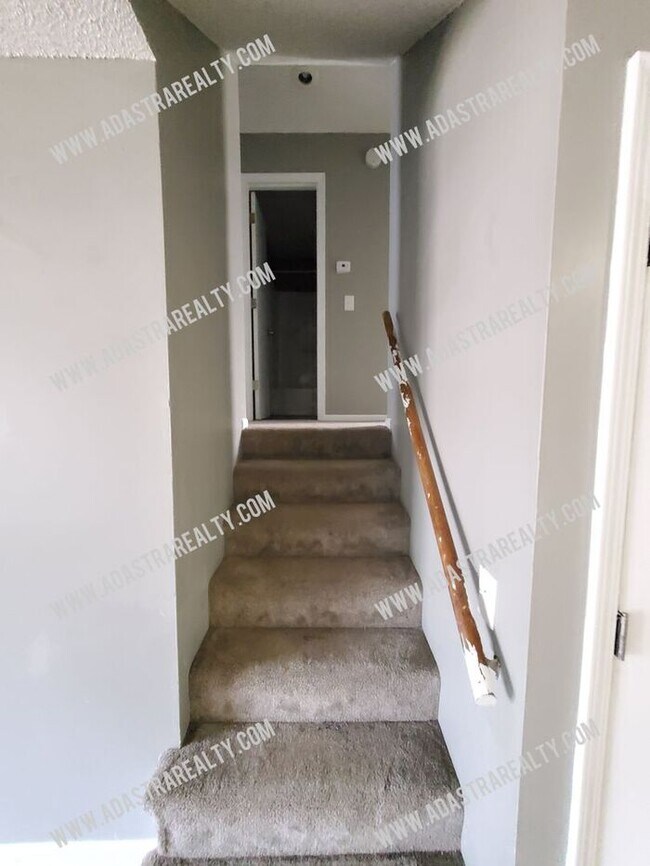 Building Photo - Spacious Olathe Duplex-Available NOW!!