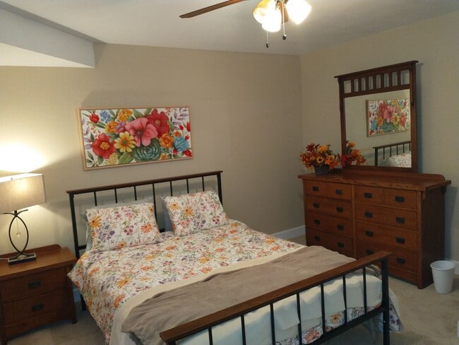 Building Photo - 2 Bedroom 1 Bath Basement Unit in Lafayette