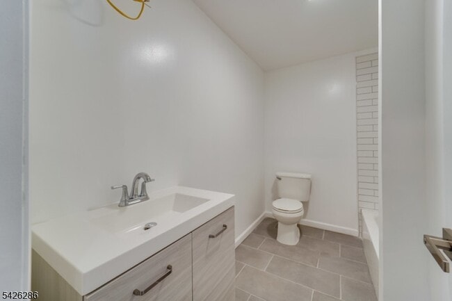 Building Photo - 38 Willowdale Ave