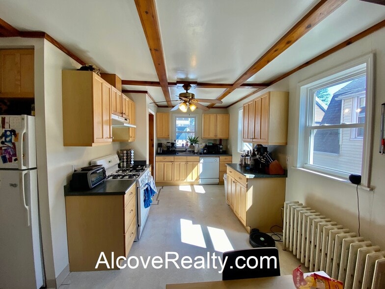 Building Photo - 95 Belmont St