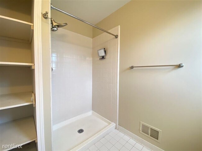 Building Photo - 6710 Summerdale Ct E