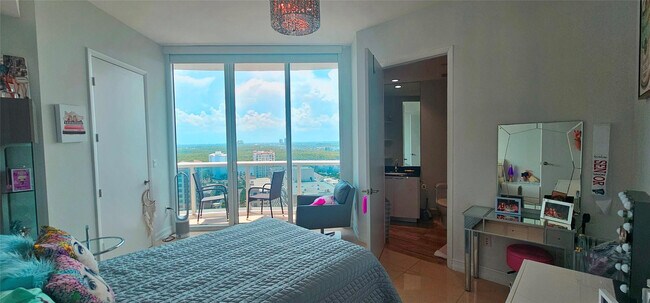 Building Photo - 15901 Collins Ave