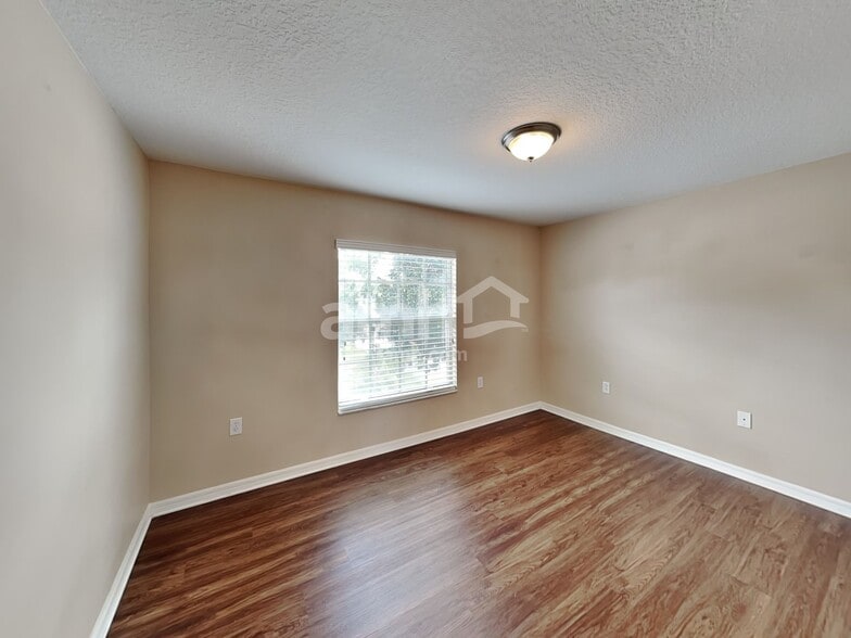 Building Photo - 563 Worcester Ct