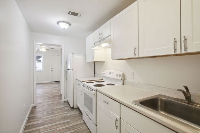 Building Photo - 615 Oliver St NW