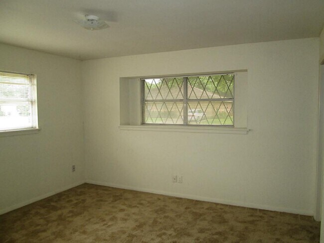 Building Photo - 5910 Ariel St