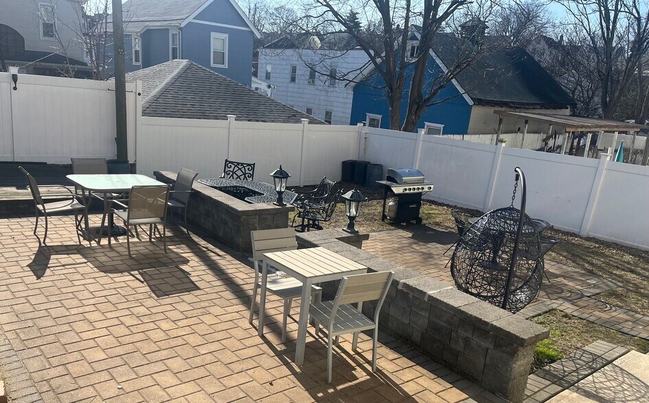 Building Photo - 36 Parker St