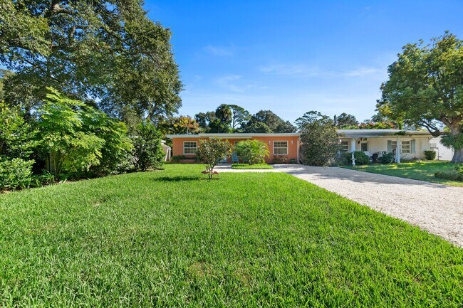 Building Photo - Charming 3Bed 2bath Nestled in the heart o...