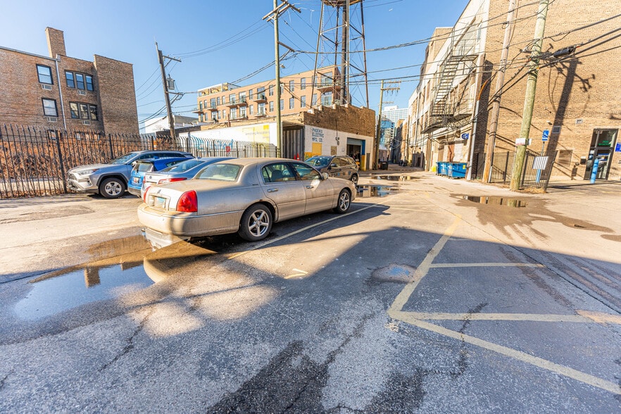 Building Photo - 726 W Addison St