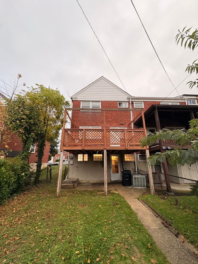 Building Photo - Spacious Townhome with Updated Kitchen & P...