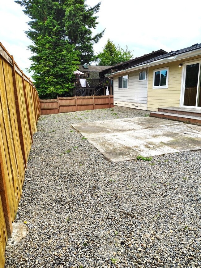 Building Photo - ******* FANTASTIC RAMBLER in friendly neig...